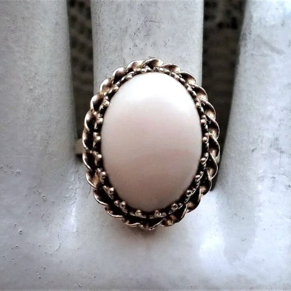 Antique Designer 14K Yellow Gold Angel Skin White Coral Cocktail Dinner Ring 8 g